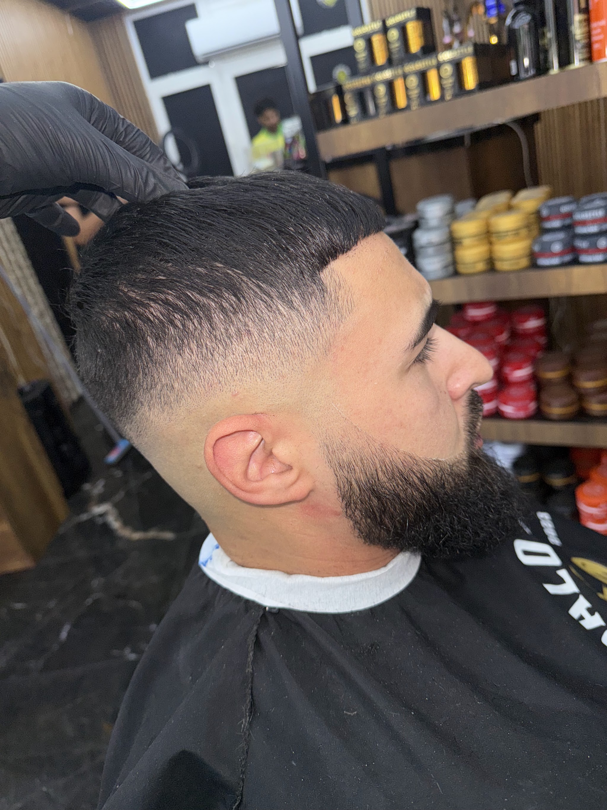 Een afgewerkte skin fade met strak afgelijnde baard